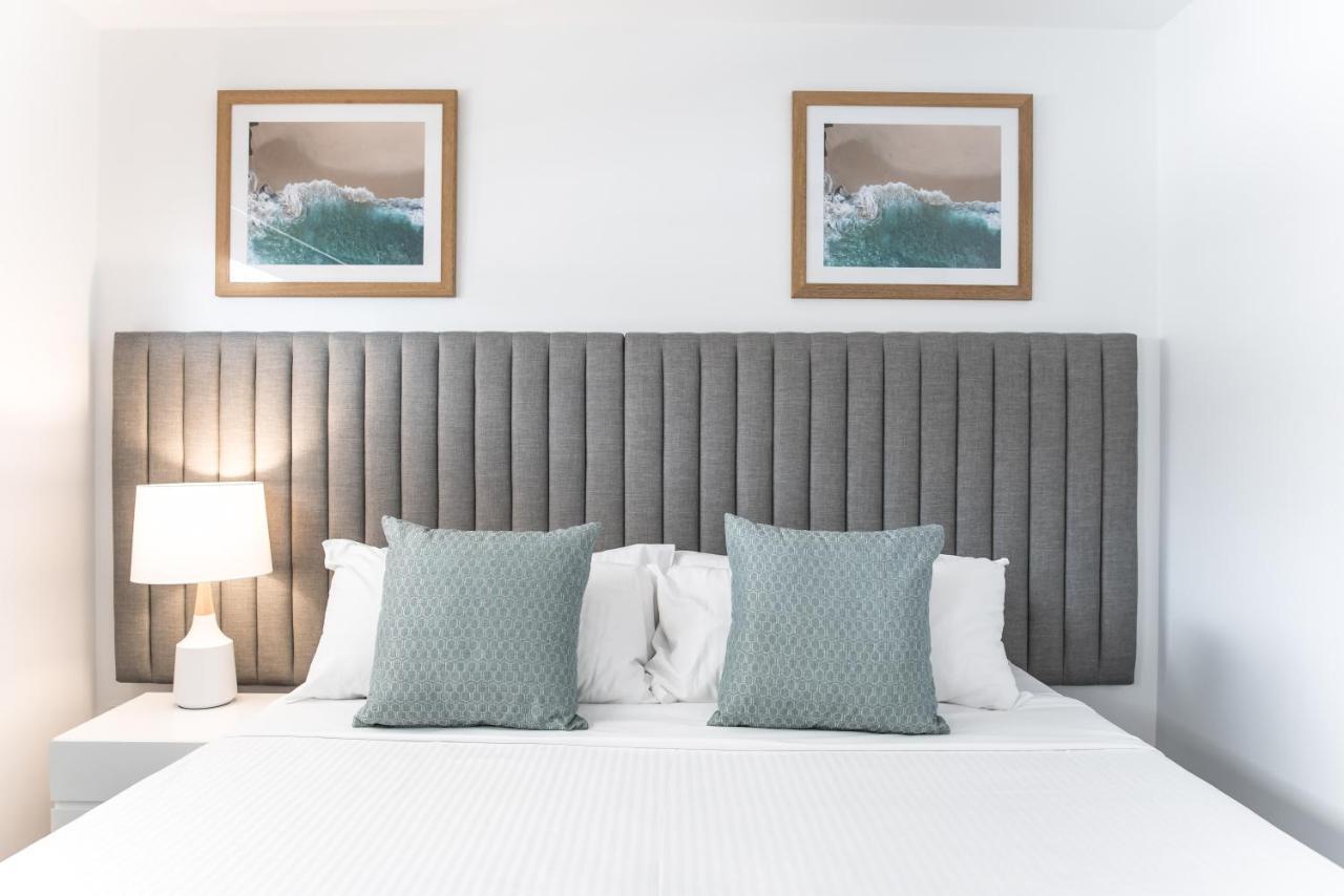 منتجع شاطيء رومبا كالوندرا المظهر الخارجي الصورة A bedroom at the Hilton Garden Inn