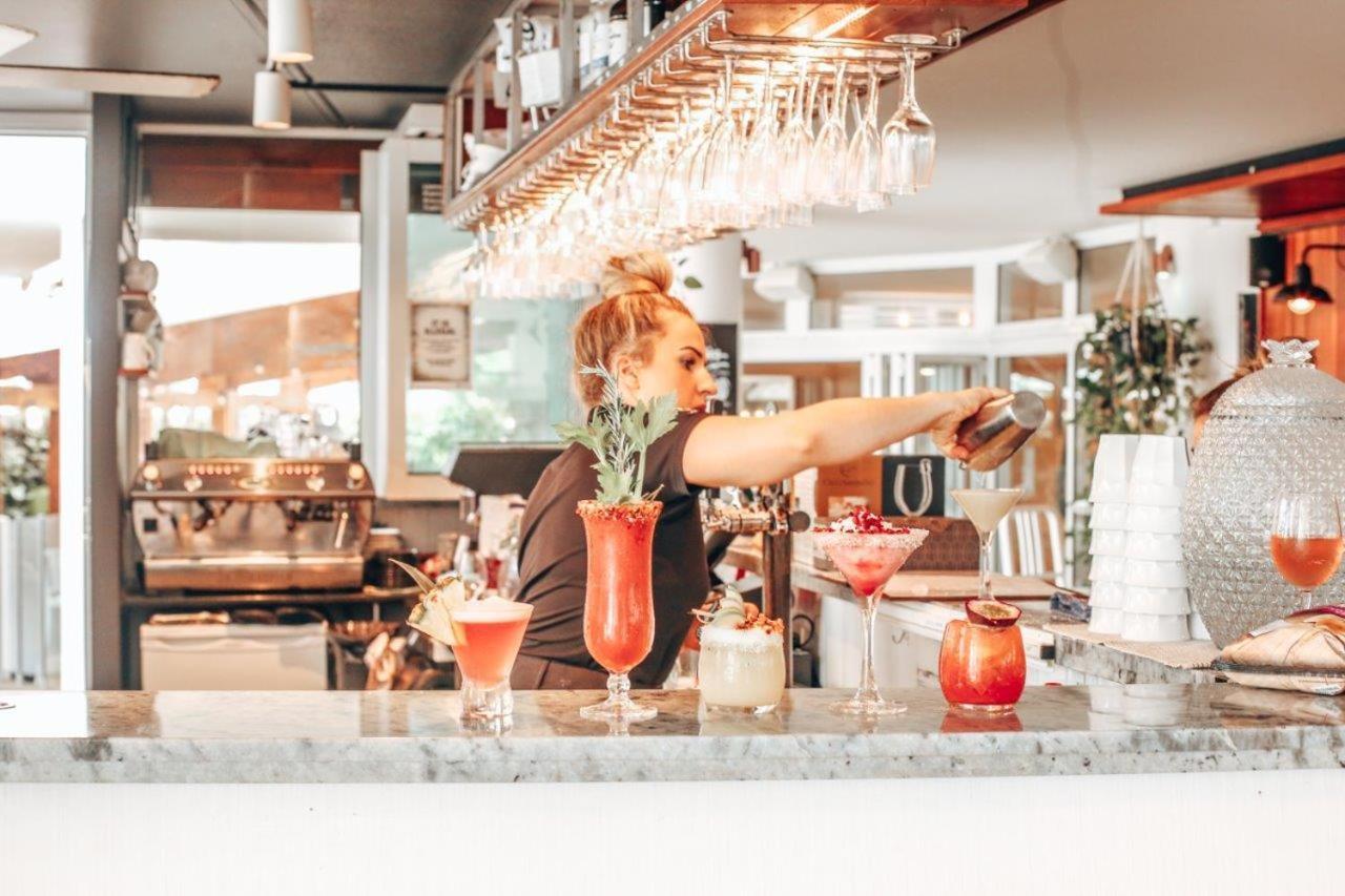 منتجع شاطيء رومبا كالوندرا المظهر الخارجي الصورة A bartender at work