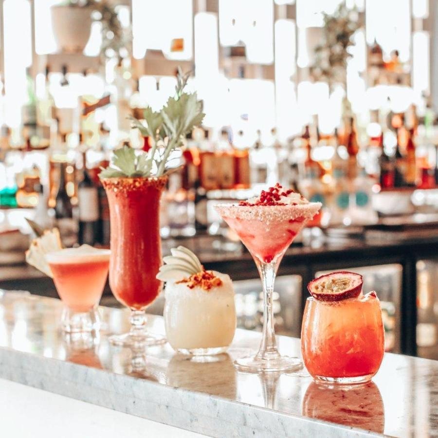 منتجع شاطيء رومبا كالوندرا المظهر الخارجي الصورة Cocktails at the bar