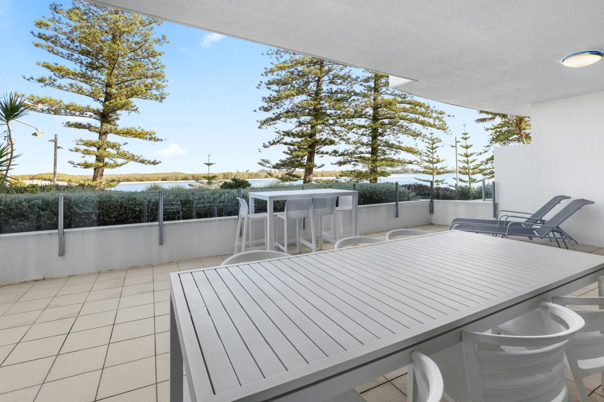 منتجع شاطيء رومبا كالوندرا المظهر الخارجي الصورة A balcony at a resort