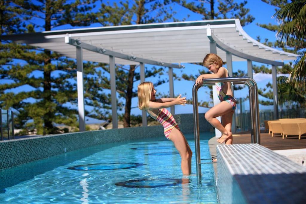 منتجع شاطيء رومبا كالوندرا المظهر الخارجي الصورة The pool at the Wrest Point Hotel and Spa