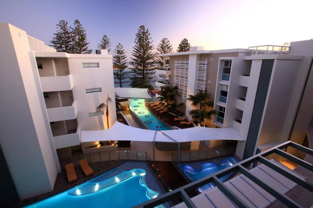 منتجع شاطيء رومبا كالوندرا المظهر الخارجي الصورة The pool at the Mantra Crown Towers