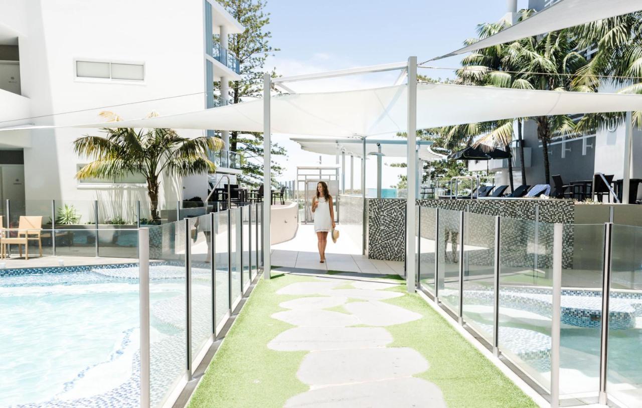 منتجع شاطيء رومبا كالوندرا المظهر الخارجي الصورة The pool deck at The Star Gold Coast