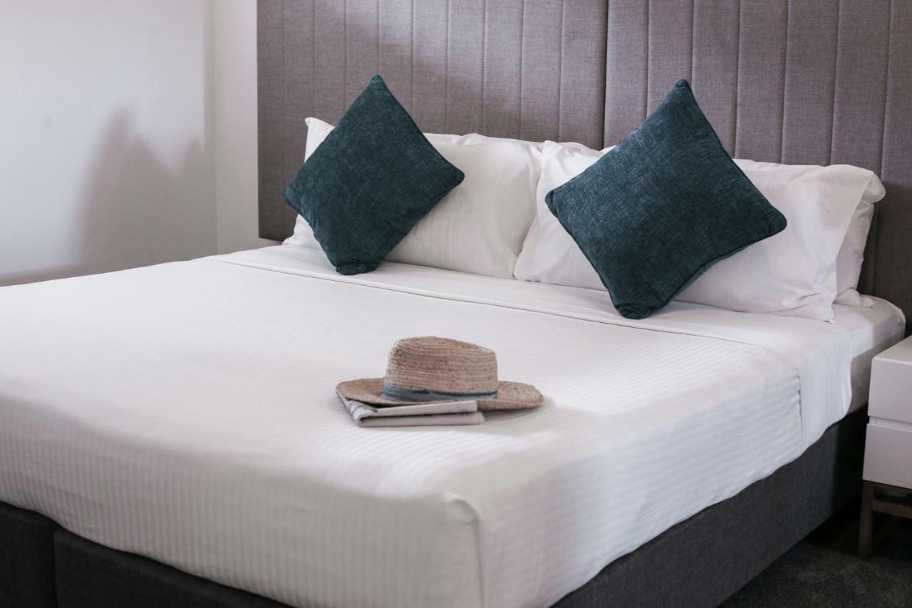 منتجع شاطيء رومبا كالوندرا المظهر الخارجي الصورة A bed with a pillow